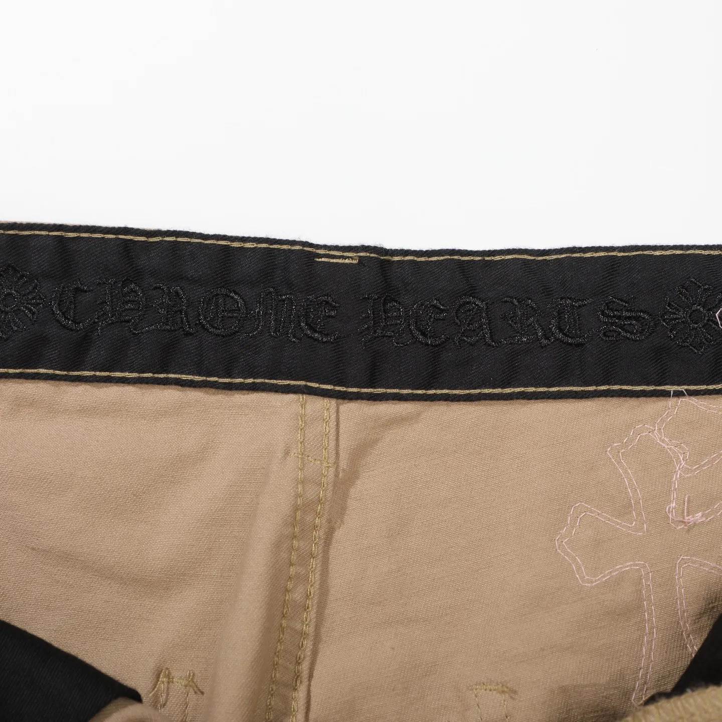 P270 CHROME HEARTS 2025 new khaki logging pink checkerboard cross leather couple style loose jeans Top ceiling quality Styles with different washed textures are very friendly to people with thin legs and thick legs. The straight and loose version is very flattering to the leg shape. The moderate length will never go out of style, easy to match with casually, the basic styling of various styles, a must-have in the wardrobe! The fabric is stiff but also makes the upper body soft without losing texture. The washing process is even more perfect. It is a must-have item for everyone! ! ! Color: Khaki Size: 28/30/32/34 Waist: 75/80/85/90 Knee: 45.5/47/48.5/50 Pants length: 102/104/106/108